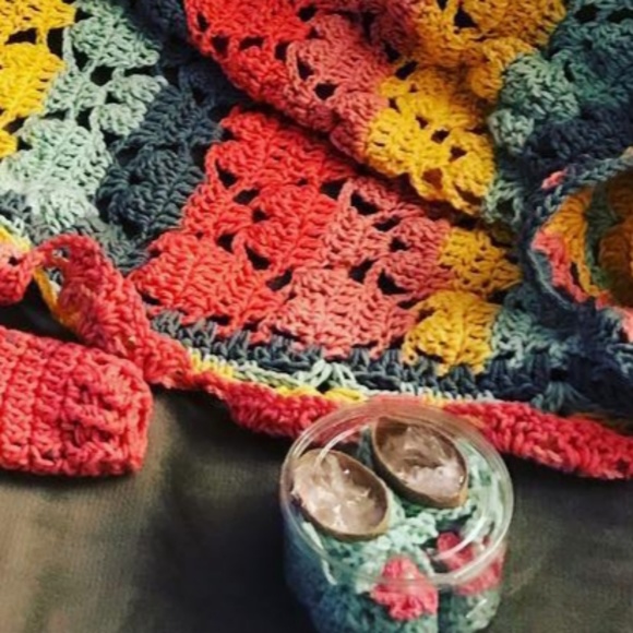 Baby blanket, new born sweater, hat and booties - Picture 3 of 4